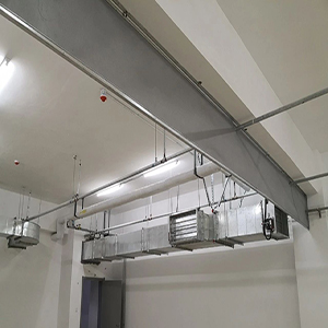 擋煙垂壁設計要點(圖1) 擋煙垂壁工地安裝現場.jpg