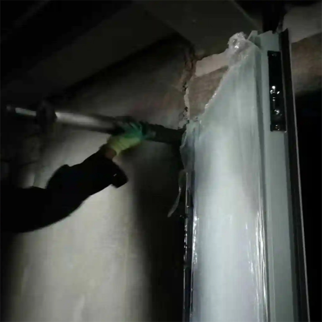 防火門常見灌漿材料水泥砂漿(圖1) 鋼質(zhì)防火門灌漿.jpg